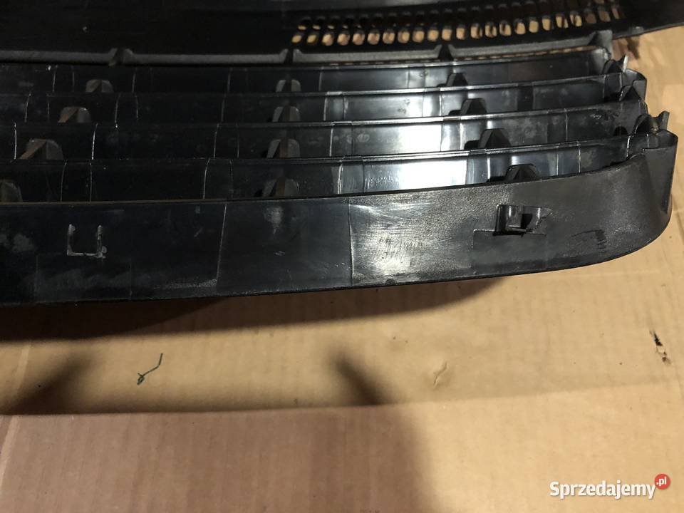 Oryginalny przedni grill z logo Volkswagen T5 osobowe Nowy Sącz