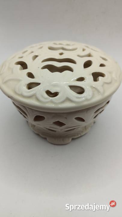 Porcelanowy pojemnik puzderko ażurowe koloru