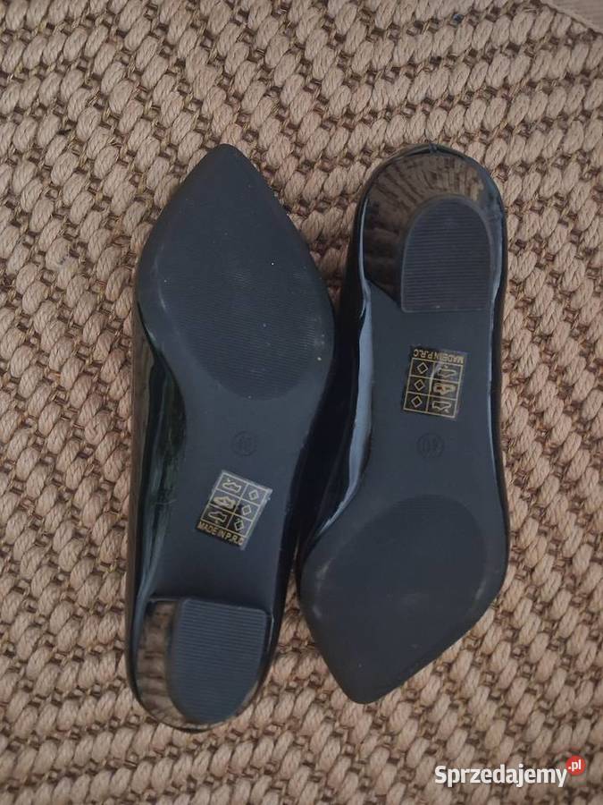 Buty czółenka na słupku lakierowane inna Czółenka