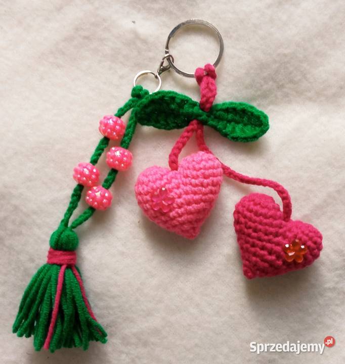 Serduszkowy brelok wykonany na szydełku łódzkie