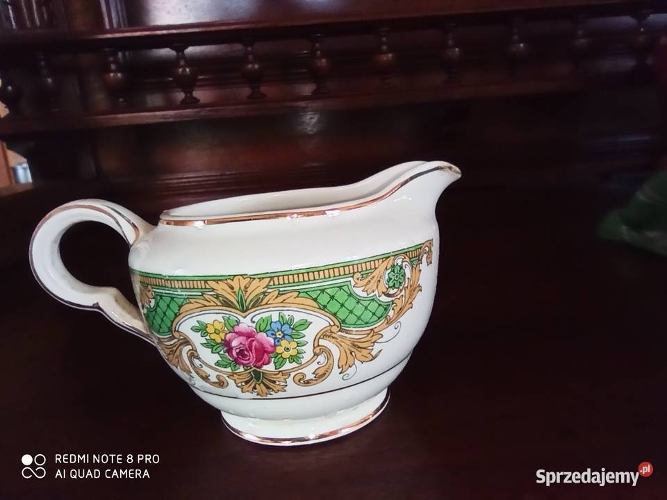 Mlecznik z kwiatami i zieloną dekoracją Vitreous Gdańsk