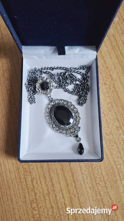 Klasyczny wisiorek na łańcuszku z czarnym kamień Lublin