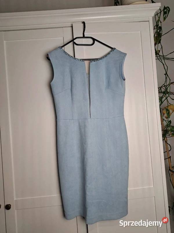 Pastelowa błękitna sukienka z ozdobnym dekoltem pomorskie Trąbki Wielkie