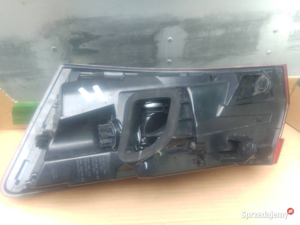 3V9945207 Lampa tył lewa kombi SUPERB III Dębno