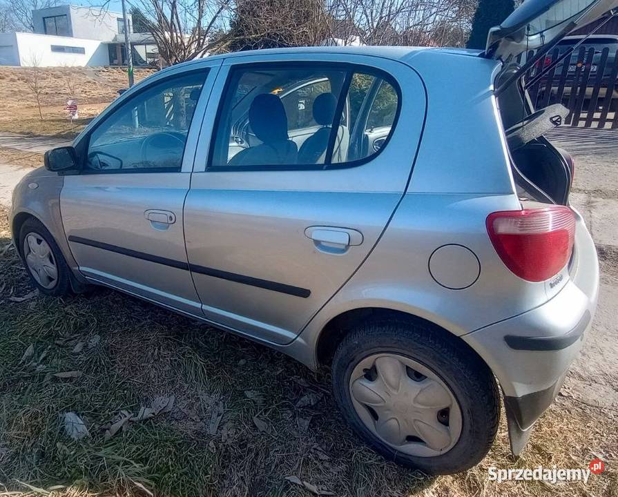 Sprzedam Toyota Yaris 13 automat 2000 srebrna Rok produkcji 2000 sprzedam