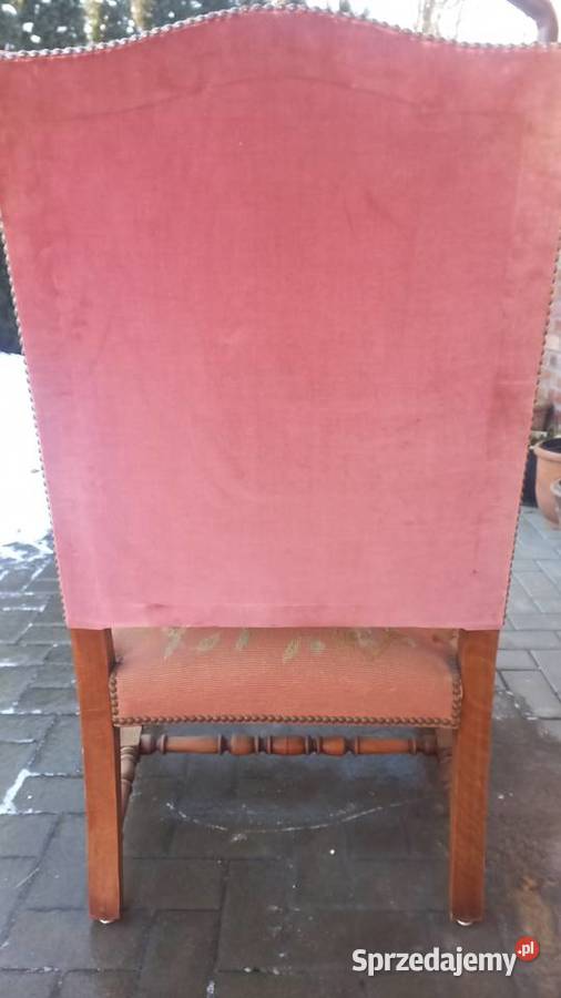 Fotel zabytkowy z rzeźbionego drewna dębowefo Gawroniec