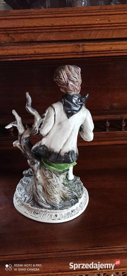 Siedzący chłopiec z pieskiem Figurka bez Gdańsk