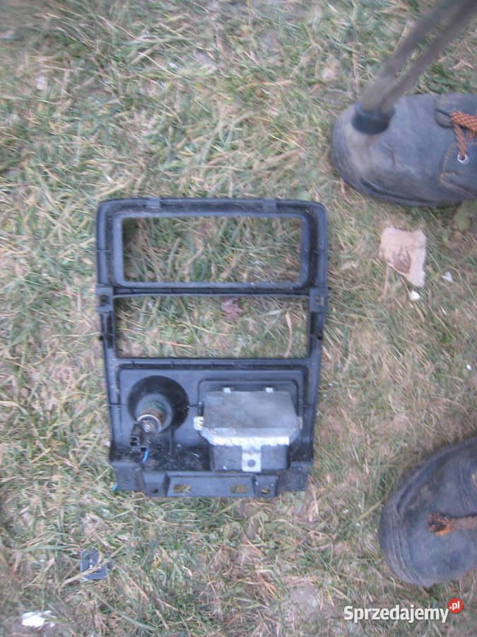 Ramka konsoli centralnej kokpitu deski