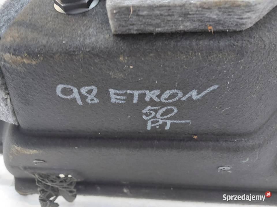 Audi Q8 ETRON SUV 4KE tapicerka boczek bagażnika