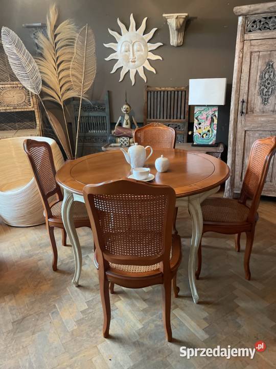 Elegancki drewniany stół z kompletem krzeseł