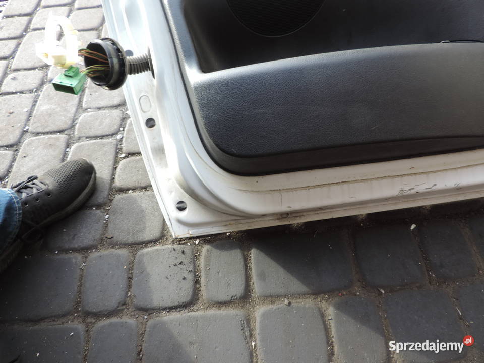 DRZWI PRAWY PRZÓD PEUGEOT 207 FL 3D KOLOR EWPA osobowe Nowy Sącz