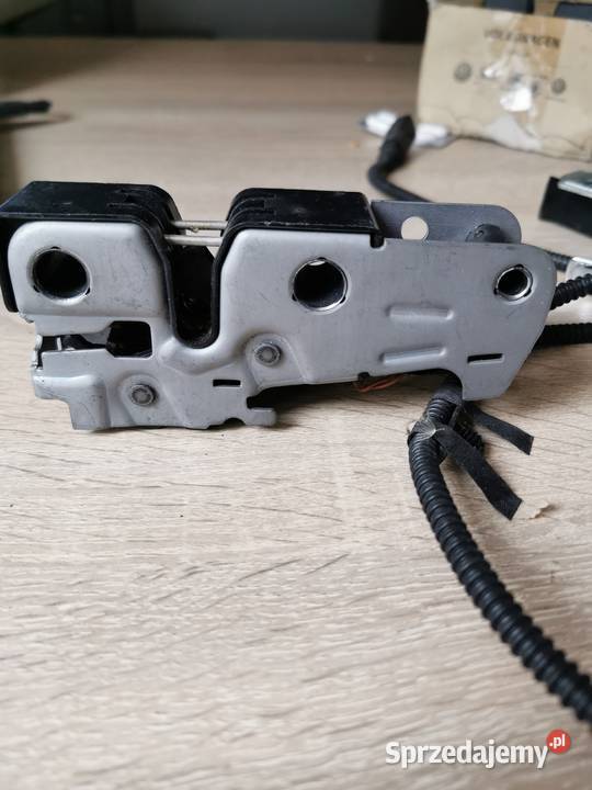 ZAMEK MASKI GOLF VI 5K1823509A ORYGINALNY Luzino