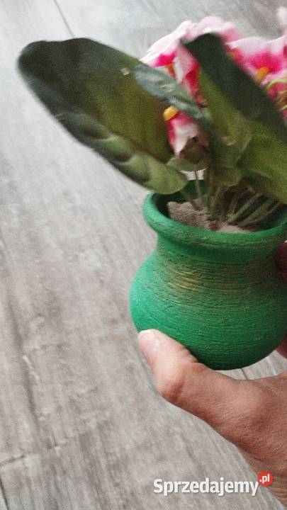 wazonik z kwiatami sztucznymi