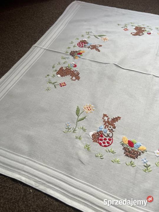 Obrus ręcznie haftowany zajączki rękodzieło do