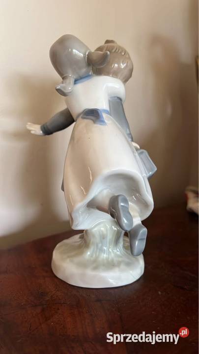 Figurka chłopca z teczką i z dziewczynką Z Gdańsk