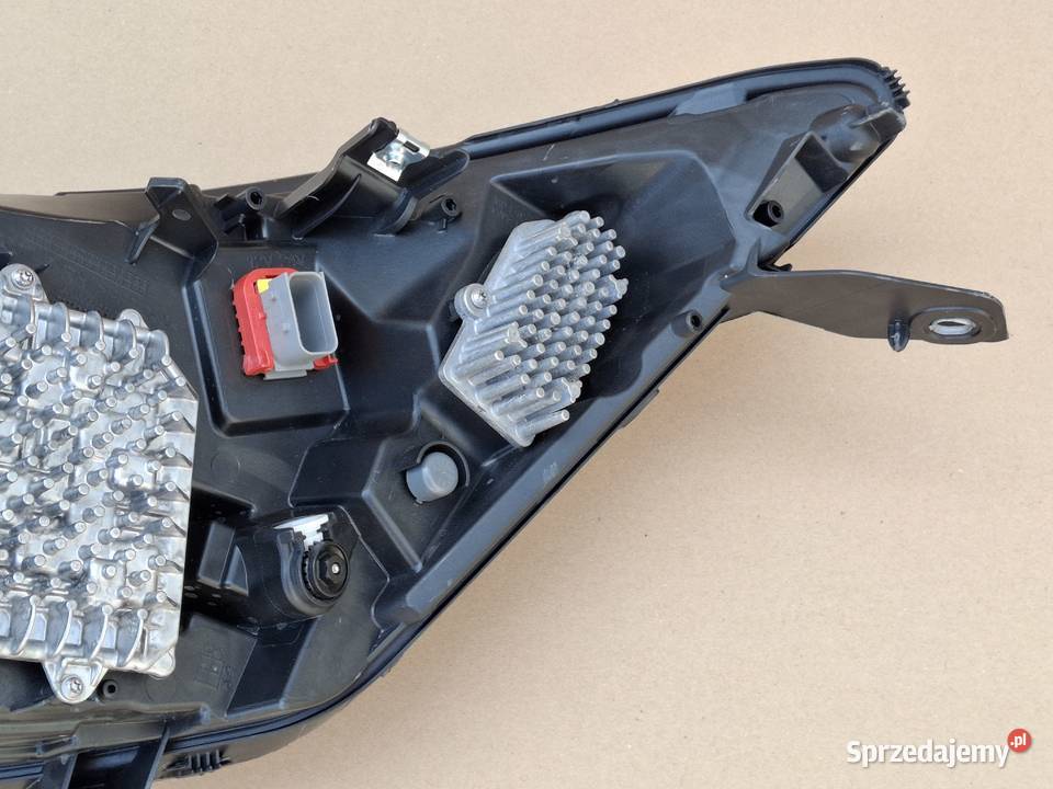 IVECO DAILY IV LIFT 19 REFLEKTOR PRAWY FULL LED Kargowa