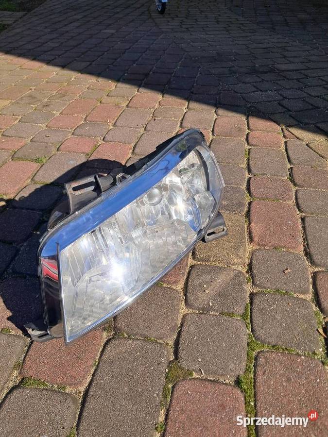 Lampa przód lewa toyota corolla sedan 2007