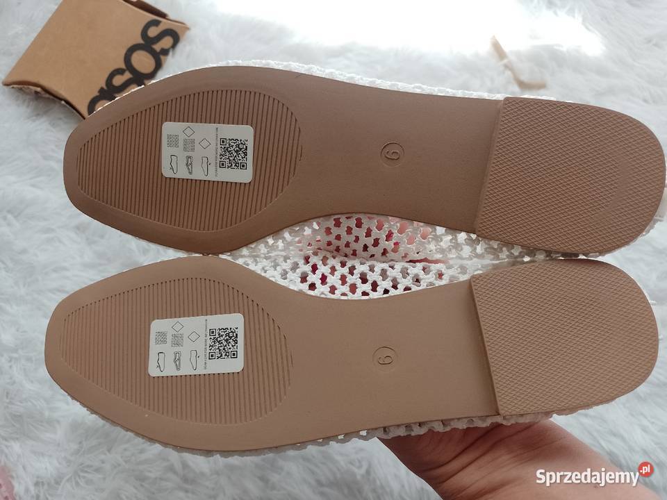 39 ASOS DesignBiałe baleriny ażurowe z Londynu