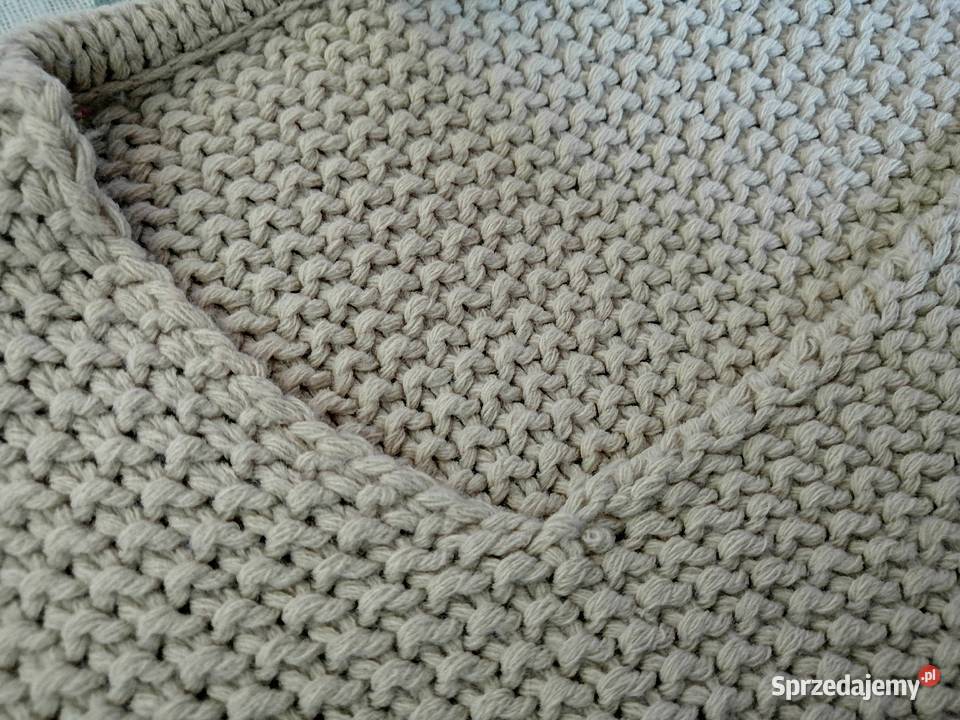 Beżowy sweter z delikatnymi cekinami dekolcie Tk Leszno