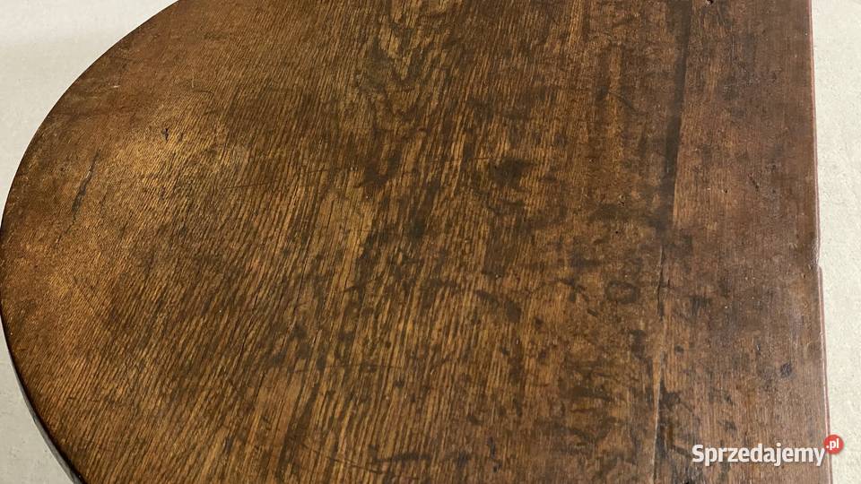 Półokrągły dębowy stolik w rustykalnym stylu
