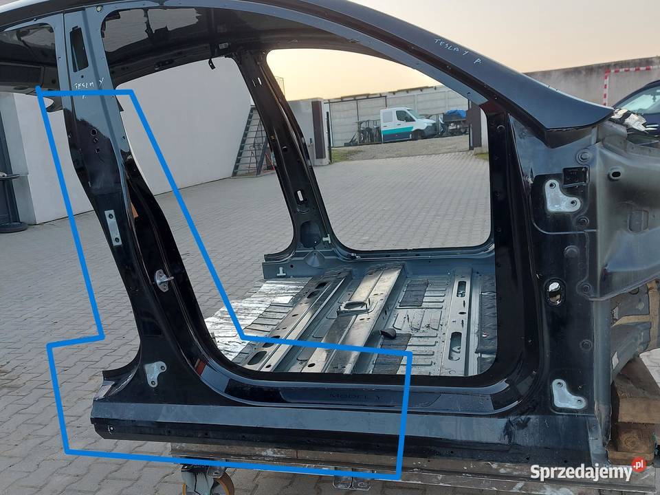 TESLA MODEL Y 2022r SŁUPEK ŚRODKOWY PRAWY czarny osobowe
