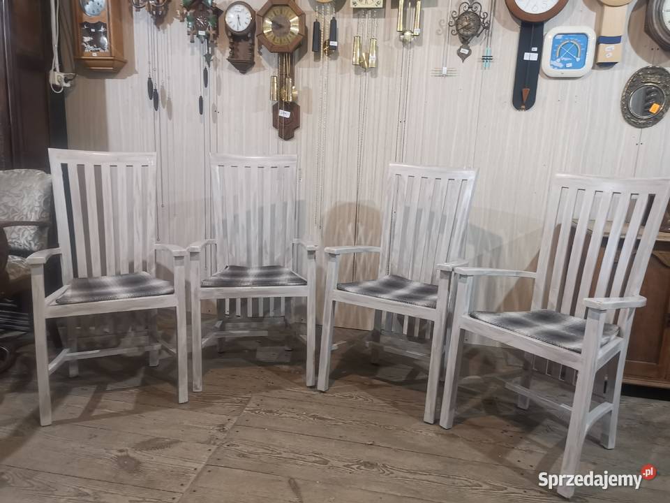 Cztery drewniane krzesła z podlokietnikami