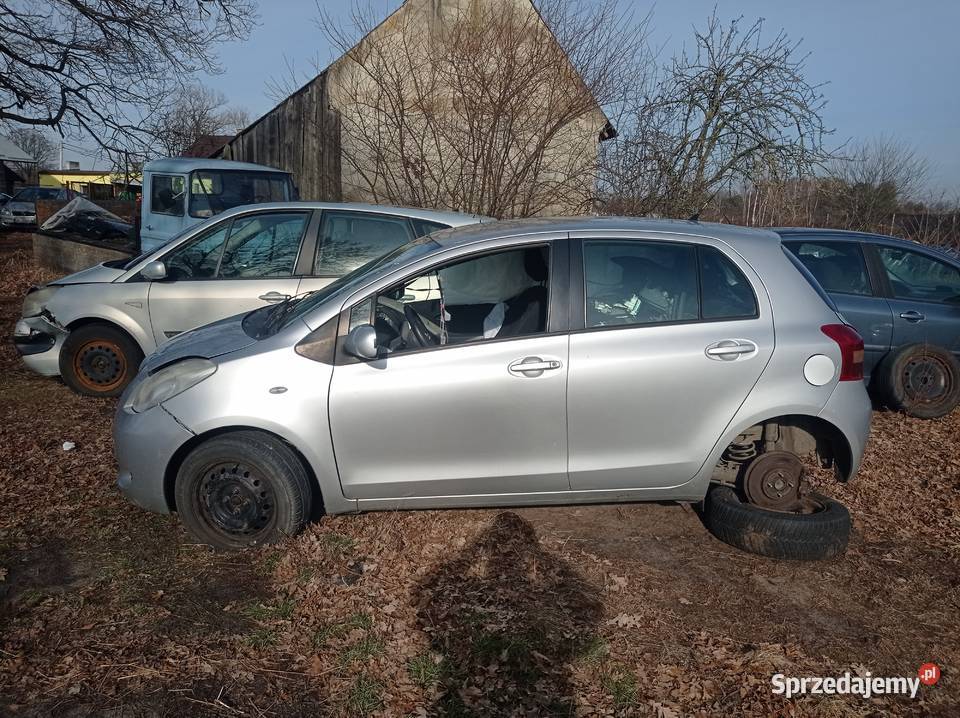 Toyota Yaris II 14 66 kW 2006 r dawca części osobowe Samochody na części Szklarka Myślniewska