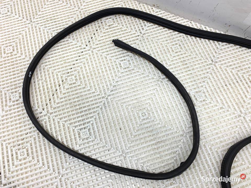 USZCZELKA KLAPY BAGAŻNIKA RENAULT TRAFIC III Bus