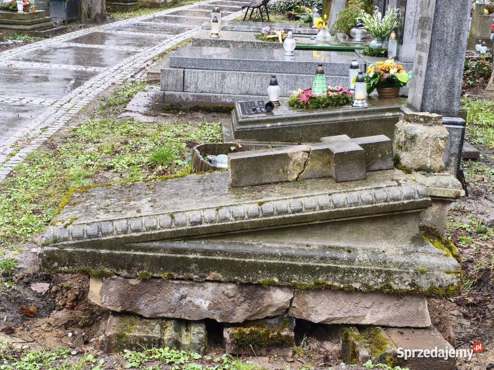 Grobowiec na Cmentarzu rakowickim budowlana Grunty i działki Kraków
