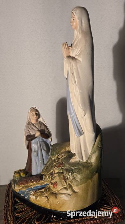Stara figurka z gipsu Matka Boska z Bernadettą z łódzkie Łask