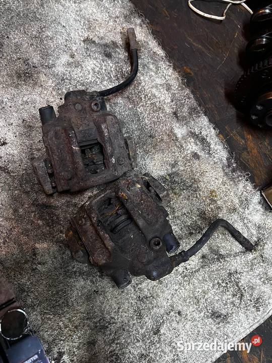 Zaciski hamulcowe tył BMW E36 Compact uszkodzone Piasek