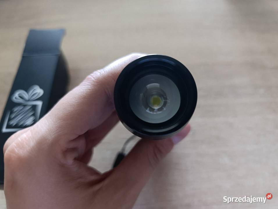 Latarka taktyczna LED z funkcją zoom