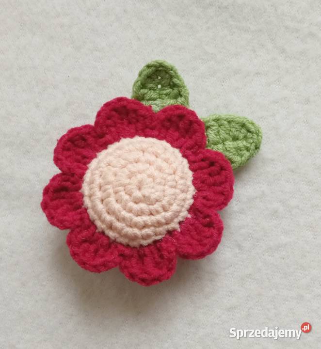 Kwiatek wykonany na szydełkumagnes na lodówkę Łask