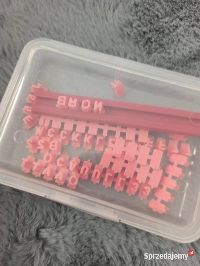 Bibeloty wykrawacze literki pojemnik na sól