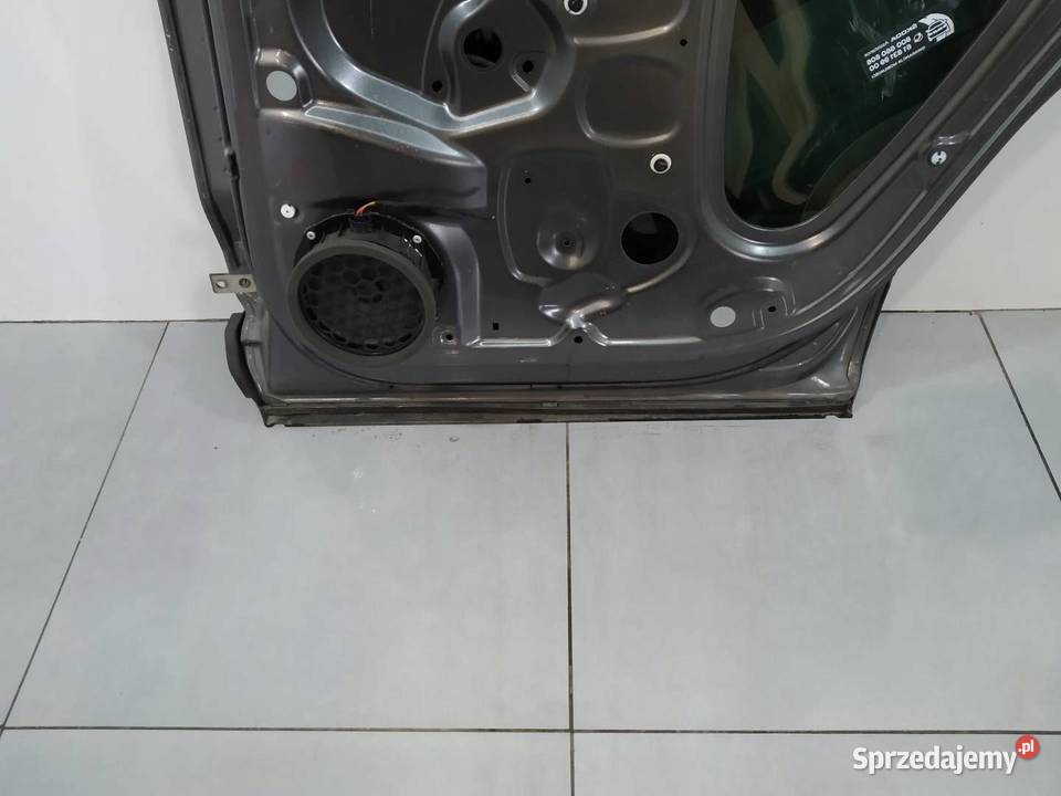 DRZWI PRAWE TYŁ SZARE LEKKO USZKODZONE Skoda świętokrzyskie