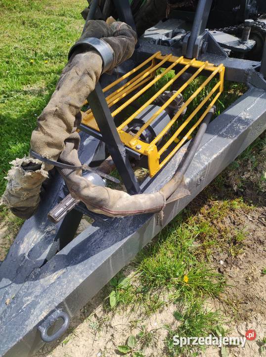Przyczepa leśna z żurawiem i napędem