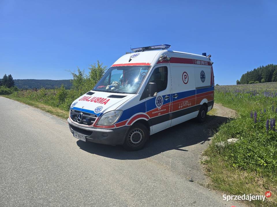 Ambulans z przejściem i noszami