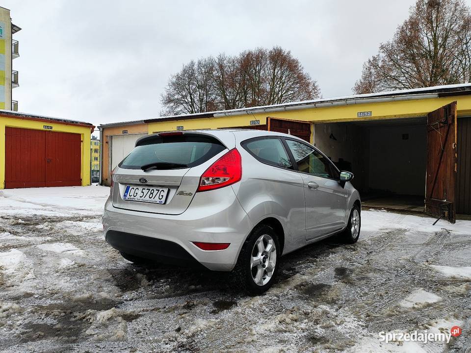 Ford Fiesta 14 benzyna 100 z polskiego salonu I Rok produkcji 2010 Motoryzacja Grudziądz