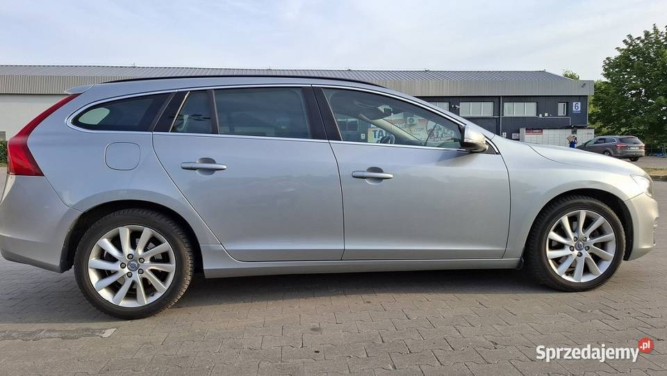 Volvo V60 D2 Momentum srebrny V60