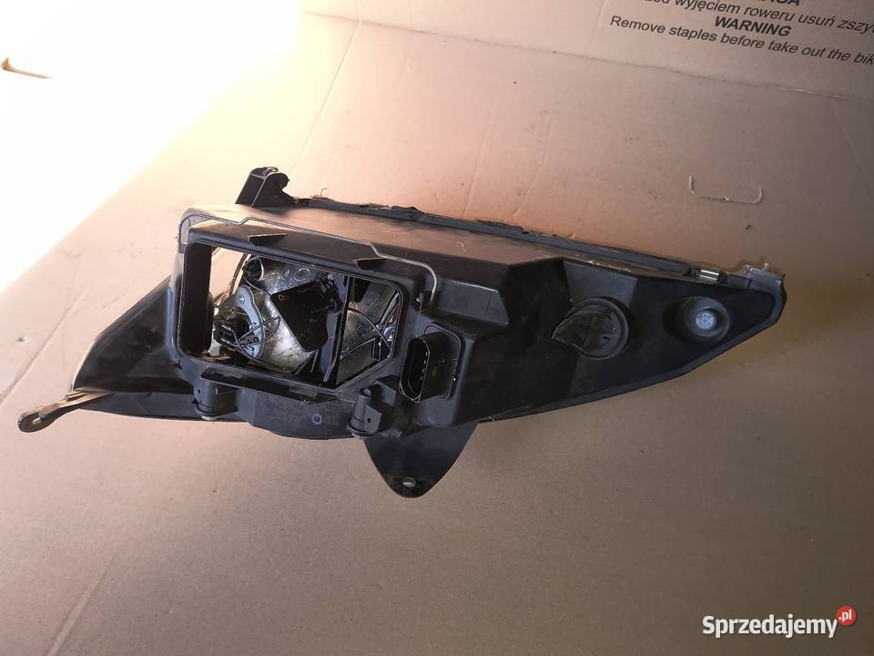 Ford Focus MK1 lift 0104 Reflektor prawy Domasław