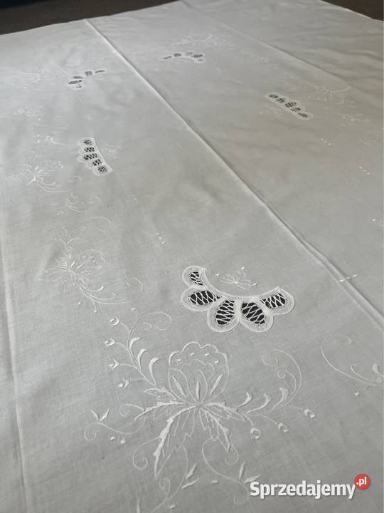 Obrus biały haftowany z koronkami Zabrze