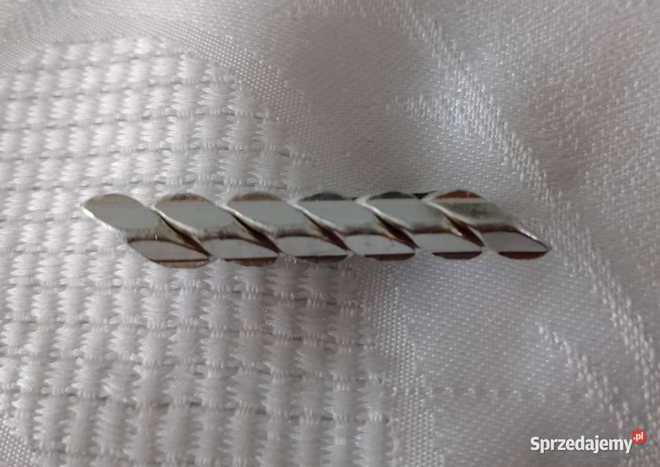 BROSZKA metalowa o srebrnym połysku z tłoczeniem Oborniki
