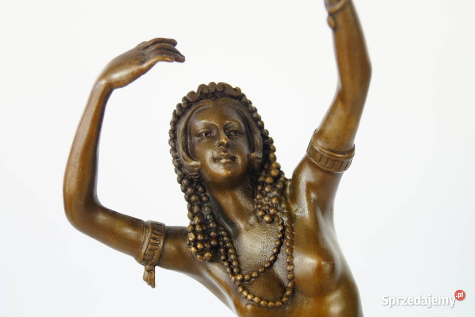 Egipcjanka z kieliszkiem figura z brązu rzeźba