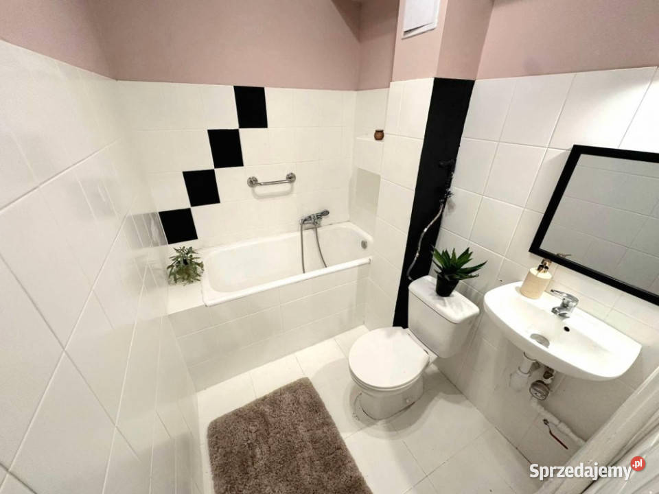 Kawalerka odświeżeniu obok Manufaktury w bloku Łódź