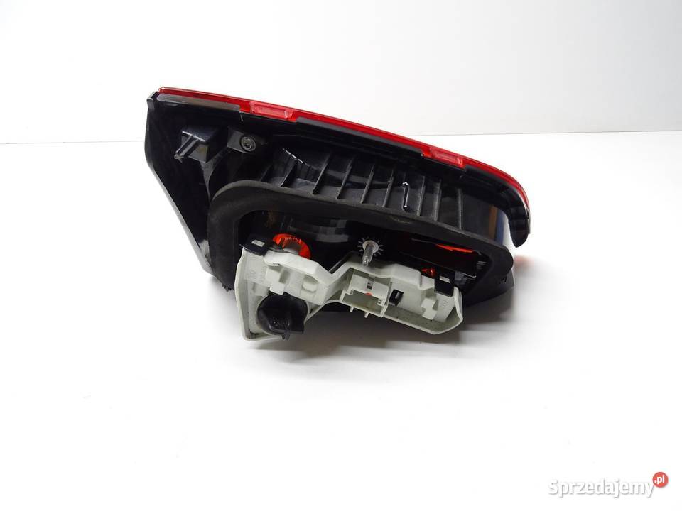 LAMPA PRAWY TYŁ PRAWA W KLAPĘ 5G0945094AD VW