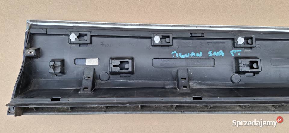 VW TIGUAN 5NA LISTWA NAKŁADKA DRZWI CHROM PRAWY Bieleń