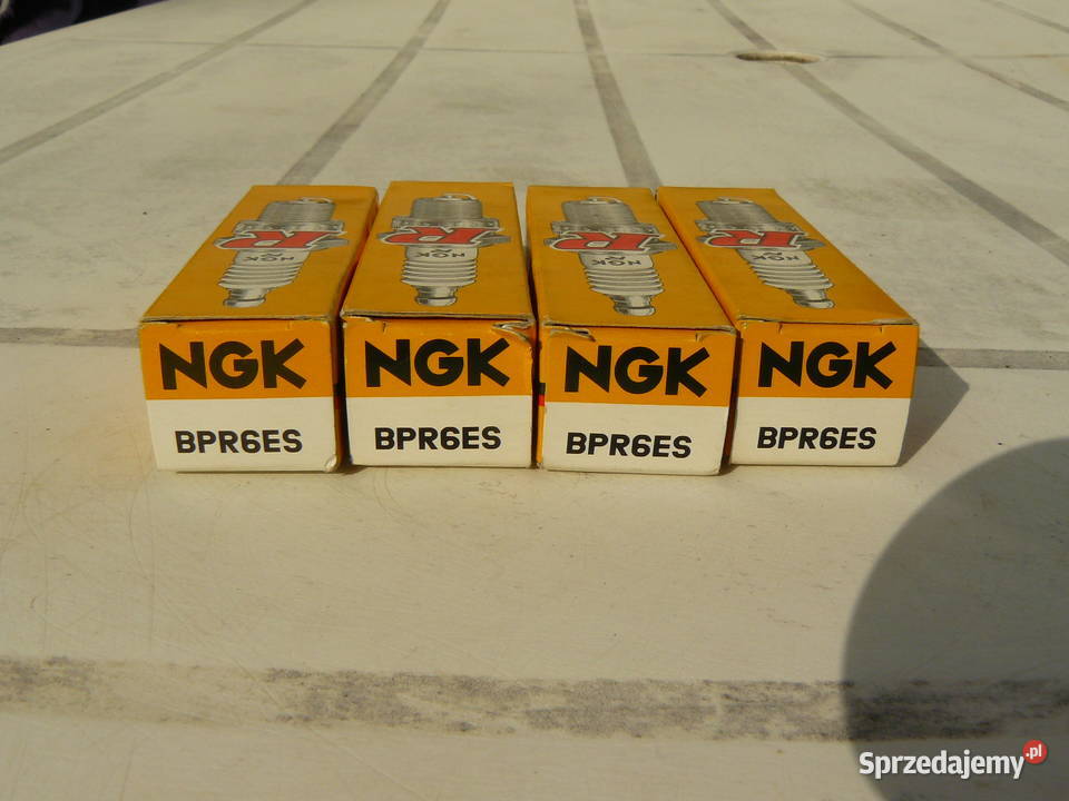 Świece zapłonowe NGK 4 sztuki Nowe Japońska Strzelin