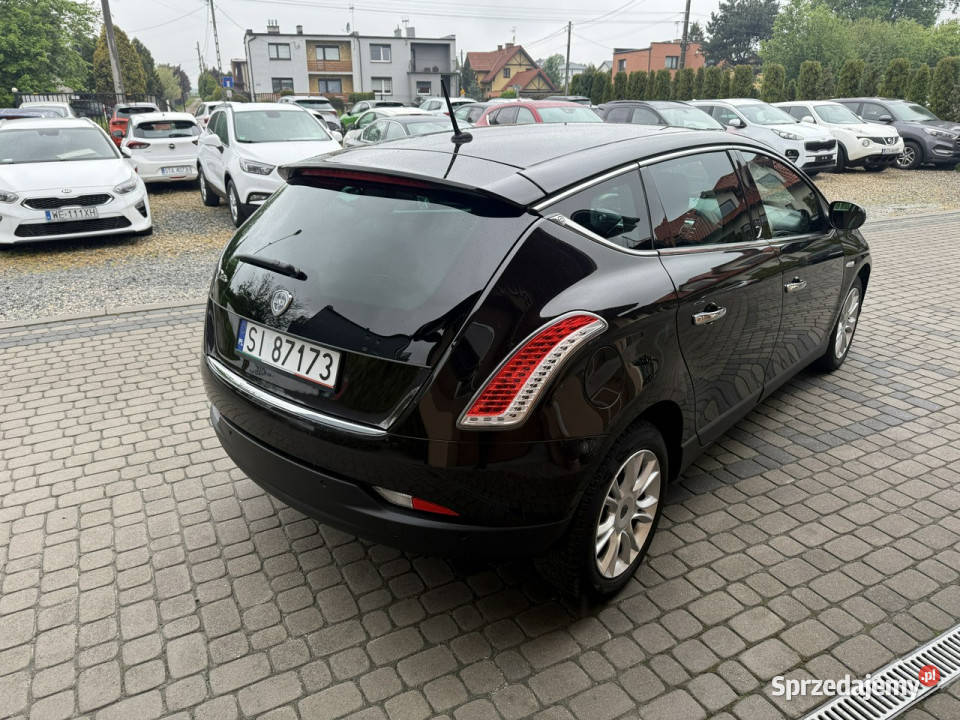 Lancia Delta 14 120 Klimatronik Navi III 2008 Orzech