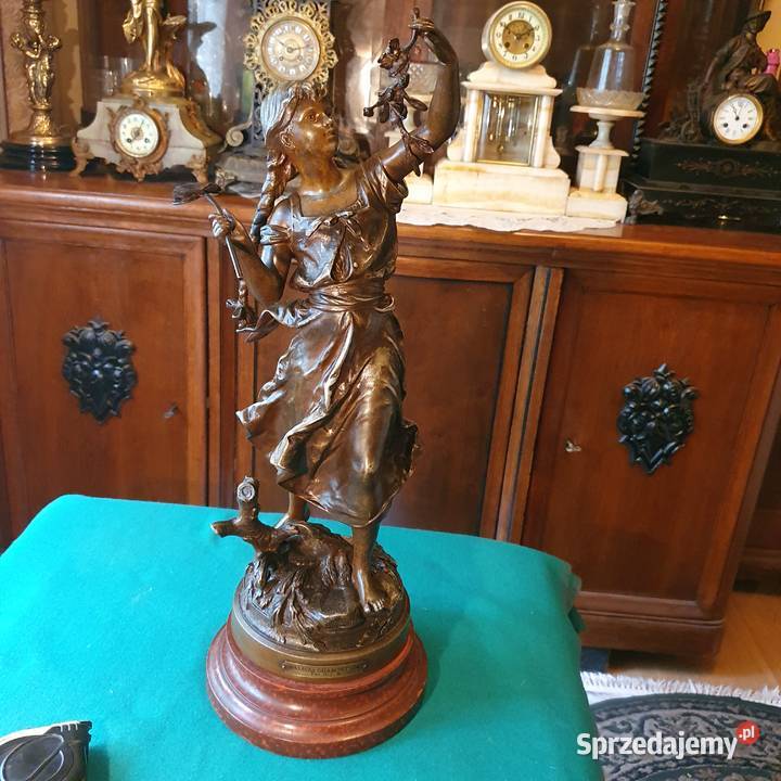 Dużasygnowana figura z cynkalu w super