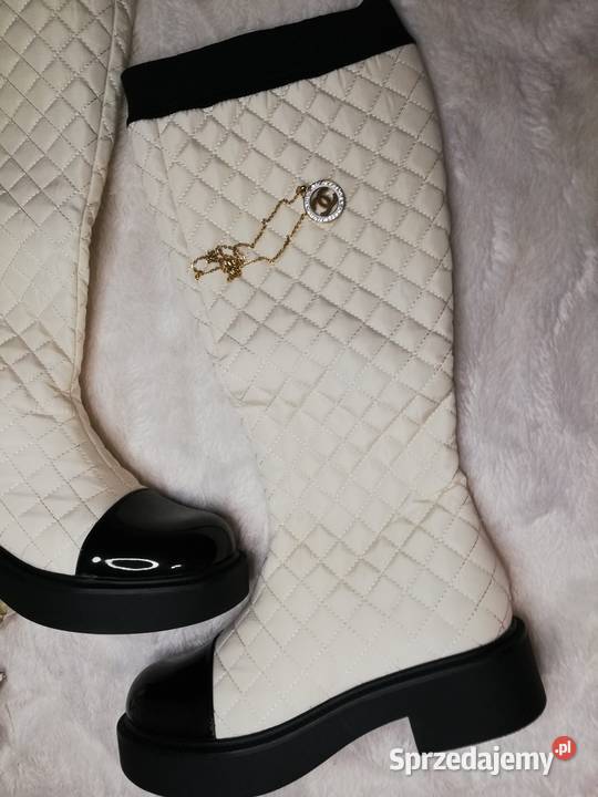 kozaki pikowane ecru w stylu Chanel Kozaki